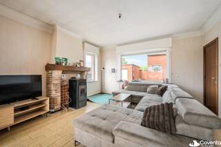<p><strong>Landelijke woning </strong>op 960 m² met prachtig vergezicht.<br /><br />Deze charmante gezinswoning, gelegen in de Vijf Eikenstraat 5 te Oostrozebeke, bevindt zich op een <strong>ruim perceel van 960 m²</strong> en geniet van een rustige, landelijke ligging met open verzicht.<br /><br />De <strong>woning </strong>omvat een inkomhal met trap, een gezellige <strong>woonkamer</strong>, keuken met ontbijthoek en kelder, veranda, vernieuwde badkamer, berging en wasplaats. Op de verdieping bevinden zich een nachthal en <strong>drie volwaardige slaapkamers.</strong><br /><br />Buiten biedt de woning een ruime tuin met terras en een <strong>prachtig landelijk uitzicht</strong>. Daarnaast zijn er een garage en een ruime oprit aanwezig.<br /><br />Mogelijkheid tot bijkopen extra perceel grond.<br /><br /><u>Troeven</u><br />+ 960m² grondopp, 200m² woonopp.<br />+ Landelijke rustige ligging;<br />+ 3 slaapkamers - badkamer;<br />+ Diverse mogelijkheden;<br />+ Instapklaar;<br />Geen renovatieplicht (EPC label D).<br /><br />Een uitstekende opportuniteit voor wie op zoek is naar ruimte, rust en landelijk wonen in Oostrozebeke.<br /><br />Benieuwd naar dit pand of een andere eigendom? www.coventa.be – 051 222 051</p>