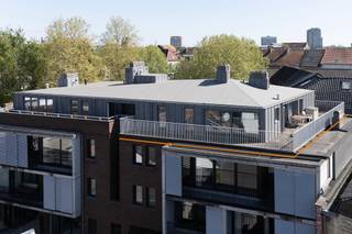 <strong>Voor meer info of een bezoek bel 0475757251 of philip@ocvastgoed.be</strong><br /><br />Recent (2016) instapklaar dakappartement met een bruto bewoonbare oppervlakte van 91,62 m², gelegen op de derde verdieping van de kleinschalige residentie Godshuishammeke.<br />Zeer goede locatie centrum gent, speelplein voor de deur, op wandelafstand naar vrijdagmarkt, wandelen langs de Leie, Baudelopark, Patershol met alle gezellige eethuizen en cafeetjes,...<br /><br />Hoewel de afwerkende verflaag nog ontbreekt, is het appartement verder volledig instapklaar.<br /><br />Dankzij de grote raampartijen en de zuidwest oriëntatie geniet het appartement de hele dag van natuurlijk licht. De keuken en leefruimte lopen naadloos over in het terras dat rondom het appartement loopt – een zeldzame en gezellige buitenplek midden in Gent.<br /><br />Het appartement beschikt over 3 slaapkamers, een badkamer en een apart toilet.<br />Daarnaast zijn er twee bergingen: één in het appartement zelf en één in de kelder.<br /><br />Bij het appartement hoort een ondergrondse staanplaats, in optie aan te kopen €30.000 (geen aankoopverplichting).<br /><br />Elektriciteit conform algemeen reglement elektrische installaties<br />EPB:  E62,  energiescore 122,61 kWh/m<sup>2</sup>jaar<br />Terras 40m<sup>2</sup><br />Het perceel te Gent, afdeling 1, sectie A met perceelnummer 2161/02R003 bevindt zich niet in een risicozone voor overstromingen. P-score D, G-score onbekend. <br />Stedenbouwkundige inlichtingen: woongebieden met cultureel, historische en/of esthetische waarde, vergunningen, geen verkavelingsvergunning, geen rechterlijke herstelmaatregel of bestuurlijke maatregel opgelegd, voorkooprecht. <br />Geen risicozone voor overstromingen, P-score D, G-score Onbekend<br /><br /><strong>Voor meer info of een bezoek bel 0475757251 of philip@ocvastgoed.be</strong><br /> 