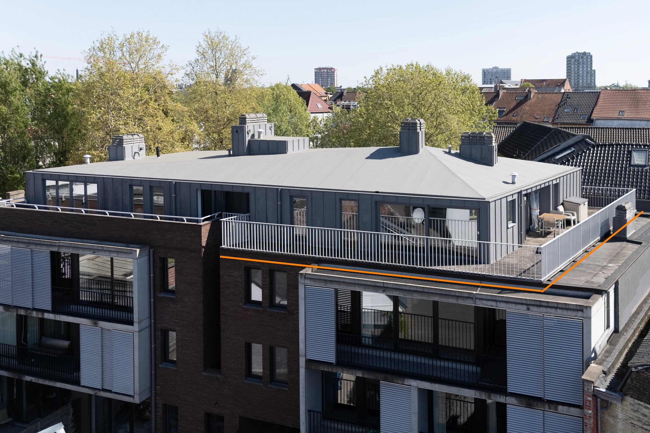 Uniek dakappartement met zonnig ruim terras, centrum Gent. - foto 1
