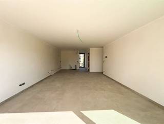 <p><span>Zeer ruim 1 (+1)-slaapkamerappartement (BEN) op de eerste verdieping met uitzonderlijk zuidgericht terras van ca. 43 m² en ondergrondse parkeerplaats, in hartje Maaseik.</span></p><p><span>Dit aangename appartement op de eerste verdieping van de kleinschalige residentie "</span><span>Aan de Gendermerie"</span><span> biedt een bijzonder mooie combinatie van ruimte, licht en hedendaags wooncomfort. Met een bewoonbare oppervlakte van ca. 75 m² en een indrukwekkend zuidgericht terras van maar liefst ca. 43 m², beschikt u hier over een uitzonderlijke buitenruimte die een echte verlenging vormt van de leefruimte. De grote raampartijen zorgen voor een aangename lichtinval en verbinden de leefruimte op een natuurlijke manier met het ruime terras. Daarnaast beschikt het appartement over een extra ruimte die flexibel kan worden ingericht als bureau, hobbyruimte, of logeerkamer. </span></p><p><span>De residentie telt slechts zes appartementen en wordt gerealiseerd volgens de hedendaagse BEN-normen, met onder meer een warmtepomp, zonnepanelen, vloerverwarming, ventilatiesysteem D en een uitstekende isolatie. De keuken en badkamer worden momenteel volledig afgewerkt en zijn inbegrepen in de aankoopprijs. Dit project komt in aanmerking voor het </span><span>verlaagde btw-tarief van 6% (onder voorwaarden). De oplevering van dit appartement is voorzien voor eind november 2026!</span></p><p><span> </span></p><p><span>Indeling appartement:</span></p><ul><li><span>Inkomhal met toegang tot alle vertrekken</span></li><li><span>Lichtrijke leefruimte voorzien van een open keuken en zithoek, met rechtstreekse toegang tot het royale zuidgerichte terras</span></li><li><span>Polyvalente ruimte achter de leefruimte, ideaal als bureel, hobbyruimte of logeerkamer</span></li><li><span>Nachthal met mogelijkheid tot het plaatsen van inbouwkasten</span></li><li><span>Ruime slaapkamer aan de achterzijde, eveneens met rechtstreekse toegang tot het terras</span></li><li><span>Badkamer voorzien van inloopdouche en wasmeubel met wastafel</span></li><li><span>Gastentoilet met fonteintje</span></li><li><span>Praktische berging met aansluitingen voor wasmachine en condensdroger</span></li><li><span>Zonnig en uitzonderlijk ruim zuidgericht terras van ca. 43 m²</span></li></ul><p><span> </span></p><p><span>Alle troeven op een rij:</span><span><br /><br /></span></p><ul><li><span>Kleinschalige residentie met slechts 6 appartementen</span></li><li><span>BEN-woonproject (E-peil E20) met warmtepomp, zonnepanelen, vloerverwarming, ventilatiesysteem D en uitstekende isolatie</span></li><li><span>Uitzonderlijk groot zuidgericht terras van ca. 43 m²</span></li><li><span>Veel natuurlijke lichtinval dankzij de grote raampartijen</span></li><li><span>Zonwerend glas aan de zuidzijde, in combinatie met hoogwaardig aluminium schrijnwerk</span></li><li><span>Keuken en badkamer worden volledig afgewerkt en zijn inbegrepen in de aankoopprijs</span></li><li><span>Ondergrondse autostaanplaats inbegrepen, met voorziening voor het opladen van een elektrische wagen</span></li><li><span>Gemeenschappelijke fietsenstalling met individueel oplaadpunt</span></li><li><span>Rustige én centrale ligging, op wandelafstand van winkels, horeca, openbaar vervoer en recreatie</span></li><li><span>Gelegen in het hart van Maaseik, met alle dagelijkse voorzieningen binnen handbereik</span></li></ul><p><span> </span></p><p><span>Een bijzonder aangenaam appartement voor wie op zoek is naar ruimte, licht en hedendaags wooncomfort, met als absolute troef het uitzonderlijk ruime zuidgerichte terras.</span><span> De combinatie van de kleinschalige residentie, energiezuinige technieken, flexibele indeling en centrale ligging maakt dit een aantrekkelijke woonplek voor zowel een alleenstaande als een koppel.</span></p><p><span> </span></p>