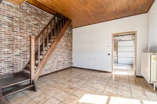 <p>Bent u op zoek naar een renovatieproject met een sterk meerwaardepotentieel? Dan is deze eigendom in Liedekerke beslist het ontdekken waard. De woning dient volledig gerenoveerd te worden en beschikt reeds over een recent afgeleverde omgevingsvergunning, waardoor u meteen aan de slag kunt met de realisatie van een hedendaagse gezinswoning volgens de goedgekeurde plannen.</p>

<p><strong>Belangrijk:</strong> de afgebeelde plannen tonen de <strong>vergunde nieuwe toestand</strong> en <strong>niet de huidige toestand</strong>. Om de vergunde woning te realiseren, dienen nog afbraak-, renovatie- en nieuwbouwwerken uitgevoerd te worden.</p>

<p>De vergunning voorziet een moderne woning met 3 slaapkamers, een lichtrijke leefruimte, open keuken, badkamer, terras en tuin. Ook werd rekening gehouden met de huidige energienormen, waaronder hoogwaardige isolatie, ventilatie en een regenwaterput van 10.000 liter met infiltratiewadi.</p>

<p>Ook de ligging is een troef: rustig en residentieel, op korte afstand van scholen, openbaar vervoer, winkels en natuur, met een vlotte verbinding richting Brussel.</p>

<p><strong>Troeven:</strong></p>

<p>Omgevingsvergunning reeds afgeleverd</p>

<p>Vergunde plannen voor een woning met 3 slaapkamers</p>

<p>Volledig renovatieproject</p>

<p>Energiezuinig project volgens de huidige normen</p>

<p>Rustige ligging nabij centrum en voorzieningen</p>

<p>Interessant voor eigen bewoning, investering of meerwaardeproject</p>

<p>Interesse? Contacteer ERA Esperanza voor meer informatie of een bezoek ter plaatse.</p>