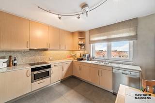 Dit prachtige duplex-appartement in Oostende is gelegen op de derde verdieping van de residentie Zandvlugge, de residentie dateert van de jaren '90 en verkeert in uitstekende staat. Bij het betreden van het appartement springt de open ruimte en vele lichtinval onmiddellijk in het oog. Op de derde verdieping vindt men de ruime woonkamer, ruime volledig uitgeruste keuken, berging, afzonderlijk toilet en een slaapkamer terug. Vanuit de woonkamer is er een schitterend zicht op zee en aansluitend een ruim en zonnig terras. Via een trap vindt men op de vierde verdieping de overige 2 ruime slaapkamers, afzonderlijk toilet en een ruime badkamer. Er is een ruime fietsenberging in het gebouw. Het appartement wordt gemeubeld verkocht, prijs te bespreken. <br /><br />Er is tevens de mogelijkheid tot aankoop van een garagebox (45.000 euro)