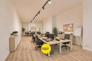 Centraal gelegen handelsruimte nabij de winkelstraat, de Mercator en het Leopoldpark. De handelszaak bestaat uit een winkelruimte, bergruimte, toilet en 2 etalages. De handelsruimte is geschikt als boetiek, kantoor, showroom, bloemenwinkel... <br /><br />Maandelijkse huurprijs €950,00 + €100,00 voorschot verbruik verwarming - Referentie KI: €204,66 voor 2025 - onmiddellijk beschikbaar - EPC C-label - Verwarming op aardgas met caloribel meters