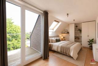 <p>Achter deze karaktervolle, moderne gevel schuilt een slim ingedeeld en praktisch appartement op de derde verdieping. Dankzij de uitstekende ligging vlak bij het station Gent-Sint-Pieters, de campus van de Universiteit en Hogeschool, het UZ Gent en op amper 10 minuten fietsen van het historische stadscentrum, vormt dit de ideale uitvalsbasis of investering voor zowel starters als studenten.</p>
<p>Het appartementsgebouw werd in 2006 opgeleverd. De indeling van het appartement is als volgt: de open keuken sluit direct aan op de leefruimte. Vanuit deze leefruimte heeft u toegang tot de badkamer, die is uitgerust met een douche, wastafel en toilet. De grote slaapkamer biedt voldoende ruimte voor een slaapgedeelte én een bureau. Via de slaapkamer stapt u rechtstreeks het balkon op.</p>
<p>Daarnaast beschikt het gebouw over overdekte fietsenstaanplaatsen. Met een uitstekende Mobiscore van 9,5 op 10 bevinden winkels, scholen en openbaar vervoer zich op wandelafstand, waardoor een auto overbodig is.</p>
<p>Zoekt u een zorgeloze eerste eigen plek of een waardevaste investering in Gent? Vraag dan vandaag nog uw bezoek aan!</p>