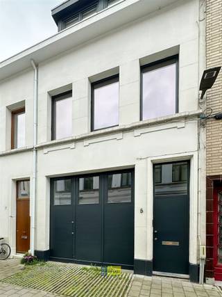 <p><span>Woning met atelier/garage in Oud-Berchem</span></p><p><span>Een piece unique in een tuinstraat! Kippenvel! Wonen, werken en hobby lopen naadloos door elkaar of kunnen autonoom worden gebruikt. </span></p><p><span>Via de garagepoort komen we in een casco ruimte, momenteel een atelier, autostaanplaats mogelijk. Achteraan het perceel is er vervolgens een volgende polyvalente ruimte, welke met een steektrap verbonden is met de eerste verdieping. Een plek van rust en licht!</span></p><p><span>In de voorbouw vinden we de woning met op de eerste verdieping een ruime leefruimte met keuken. Een terras verbindt de woning met de atelier in de achterbouw. Vooraan de eerste verdieping is er nog een extra zithoek. Op de tweede verdieping vinden we vervolgens twee slaapkamers vooraan en een derde slaapkamer met terrasje achteraan. Een tussenkamer kan vrij worden ingevuld. De geïnstalleerde badkamer bevindt zich achteraan dit verdiep.</span></p><p><span>Kleine kelder aanwezig. Laat je verder onderdompelen via de foto's en maak een afspraak!</span></p><p><span> </span></p><p><span>Voor meer informatie: <span>www.immodelaet.be</span></span><span> </span></p><p><span>Interesse in GRATIS SCHATTING van uw eigendom? Contacteer ons! 03/644.00.88 – <span>info@immodelaet.be</span></span><span> </span></p><p><span> </span></p>