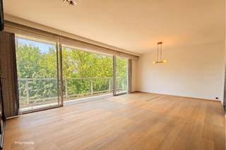 <strong><strong>Ruim 4 slaapkamer appartement voorzien van 2 zonneterrassen over de volledige breedte met groen zicht! <span>Het appartement is uitstekend gelegen te Fruithoflaan nabij winkels, Delhaize, Colruyt, Traitteur-slagerij Finebek, openbaar vervoer, scholen, belangrijke in-en uitvalswegen.</span><br /><br /></strong></strong>
<p><strong><span>INDELING:</span><br /></strong>Stap binnen in dit ruim appartement met 2 terrassen. De LEEFRUIMTE (ca. 40,6m²) op een parketvloer en de directe toegang tot het zonnige ZW-terras (18,3m²) – compleet met verlichting en een rustgevend groen uitzicht. Aansluitend bevindt zich de ingerichte KEUKEN voorzien van opbergkasten en toestellen; een inductiekookplaat, dampkap, oven, ijskast, diepvries en een afwasmachine.<br /><br />Verder is er een apart BUREAU / slaapkamer 1 (ca. 3,67m x 3,5m) met een ingewerkte kastenwand, SLAAPKAMER 2 (ca. 3,29m x 5,58m) en een bijbehorende DOUCHEKAMER voorzien van een lavabo in een meubel en een douche. <br /><br />Via de NACHTHAL bereikt u de overige vertrekken, waaronder een praktische aparte BERGING (3m²) en een handige WASPLAATS. <br />Hier bevinden zich nog twee ruime kamers: SLAAPKAMER 2 (15m²) op parket met een ingemaakte kastenwand en SLAAPKAMER 3 (ca. 3,65m x 4,2m). De laatste twee kamers geven uit op het tweede TERRAS (ca. 10m²), waar u dankzij de oost-oriëntatie heerlijk van de ochtendzon geniet. Een tweede BADKAMER (4m²) met ligbad, dubbele lavabo een toilet.<br /><br />Mogelijkheid tot aankopen van een gesloten GARAGEBOX met automatische poort in het gebouw gelegen nabij de lift aan €30.000<br /><br />Dit ruime appartement is een samenvoeging van een appartement en een studio. Dankzij deze combinatie geniet u van een mooie oppervlakte twee aparte terrassen en een indeling die perfect geschikt is voor wie wonen en werken wil combineren of behoefte heeft aan extra privacy binnen het gezin.</p>
<strong><span>BIJZONDERHEDEN: </span></strong><br />- Ruim 4 slaapkamer appartement met groen uitzicht. <br />- Gesloten garagebox met automatische poort apart te koop <br />- Dubbele kelder inclusief met een hoogte van 2,9m<br />- Goed onderhouden gebouw; Dak is geïsoleerd en voldoet aan normen van 2020, terrassen van het gebouw volledig gerenoveerd dd. 2016, Individuele watermeters, nieuw gerenoveerde inkomhal en videofoniesysteem, liften conform, vernieuwing elektriciteit gemene delen - attest aanwezig (2022) <br />- Terras aan living ca. 18,5m² + terras aan slaapkamers ca. 10m².<strong><span><br /></span></strong>- Automatisch zonnescherm geplaatst aan zonnekant, elektrische keuring conform<br />- Concierge in het gebouw<strong><span><br /></span></strong>