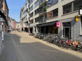 Dit uniek handelspand (60m²) ingericht door één van de meest exclusieve Vlaamse architecten "Glenn Sestig" en wordt exclusief door ons verhuurd...