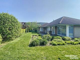This excellently maintained single-story home, built in 1993, offers a unique combination of living comfort and a stunning garden experience.<br /><br />The favorable EPC label B also makes this property future-proof.<br /><br />The house features an entrance hall with a cloakroom and guest toilet, a bright living room and open kitchen, both overlooking the garden. Furthermore, the property includes two full-sized bedrooms, a spacious bathroom, a laundry room, and a large garage with built-in cupboards and access to the attic.<br /><br />Next to the house is a spacious driveway that can accommodate two cars.<br /><br />Additionally, there is a large attic spanning the entire house, ideal for extra storage and with potential for further development. The pleasant southwest-facing garden and the partially covered terrace offer optimal sunlight and privacy, making it an ideal place to relax.<br /><br />This home is perfect for those looking for lifelong living, an energy-efficient investment, or a move-in ready bungalow with potential.<br /><br />The property is within cycling distance of Bruges station and the city center. The E40 motorway entrance and major connecting roads are nearby.<br /><br />In short: a rare opportunity that effortlessly combines comfort, accessibility, and quality.