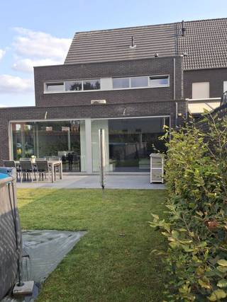 Het betreft een gezinswoning gelegen aan het einde van een doodlopende straat in een recente verkaveling in Beerse.<br />Bouwjaar 2013<br />Grondopp. 598m2<br />Bewoonbare opp. 335m2<br />EPC label A<br />indeling<br />-Gelijkvloers: inkomhal met trap naar de verdieping, toiletruimte, vestiaireruimte, douchekamer met inloopdouche en wasmeubel, open leefruimte, keuken met keukeneiland en vaste tafel, salonruimte, berging/wasplaats met aardgasbrander van de C.V. gelijkvloers vloerverwarming bovenverdieping radiatoren, inpandige garage met regenwaterpomp, omvormer zonnepanelen, zekeringkast.<br />-1e Verdiep: overloop met vaste trap naar de zolder, badkamer, 3 slaapkamers.<br />-Zolderruimte: hobby/speelkamer met mogelijkheid tot slaapkamer, slaapkamer met ruimte voor dressing.<br />-Kelderruimte 35m2<br />Op 2 slaapkamers van het eerste verdiep en de 2 zolderkamers is airco voorzien.<br />Voor meer info of foto's 0479/582423