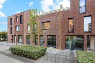 <p><span>Deze bijna-energieneutrale woning werd gebouwd in 2016 en bevindt zich in een rustige en autoluwe woonomgeving, op wandelafstand van het station, winkels, scholen en het bruisende stadscentrum van Aalst. Dankzij het uitstekende EPC-label A bent u verzekerd van een bijzonder energiezuinig wooncomfort en een lage energiefactuur. De woning beschikt onder meer over een warmtepomp, vloerverwarming, een performant ventilatiesysteem en een doorgedreven isolatie van vloer, muren en dak. Ook een regenwaterput is aanwezig.</span></p><p><span> </span></p><p><span>Bij het binnenkomen betreedt u de gezellige eetruimte, die naadloos aansluit op de volledig geïnstalleerde keuken en de aangename leefruimte. De grote raampartijen zorgen niet alleen voor een overvloed aan natuurlijk licht, maar bieden eveneens een mooi zicht op de onderhoudsvriendelijke tuin en het aangename terras. Op het gelijkvloers bevinden zich daarnaast een praktische wasplaats en een afzonderlijk toilet.</span></p><p><span> </span></p><p><span>De eerste verdieping omvat twee volwaardige slaapkamers en een badkamer uitgerust met ligbad, lavabo en toilet. Op de tweede verdieping bevindt zich de ruime hoofdslaapkamer, aangevuld met een tweede badkamer met douche en lavabo. Vanuit deze verdieping heeft u bovendien toegang tot een aangenaam terras, een heerlijke plek om in alle rust van de buitenlucht te genieten.</span></p><p><span> </span></p><p><span>Achteraan de woning beschikt u over een private parkeerplaats, bereikbaar via een beveiligde toegangspoort. Hierdoor combineert deze woning het comfort van een moderne stadswoning met de rust van een autoluwe woonomgeving.</span></p><p><span> </span></p><p><span>Een recente, energiezuinige en perfect onderhouden woning op een uitstekende locatie, waar comfort, duurzaamheid en bereikbaarheid hand in hand gaan. Een ideale keuze voor wie centraal in Aalst wil wonen zonder in te boeten aan rust en woonkwaliteit.</span></p><p><span> </span></p><p><span>Voor meer informatie of een bezoek contacteert u Timothy van Immo Zone op 0474/ 41. 28. 40.</span></p><p><span> </span></p><p><span> </span></p>