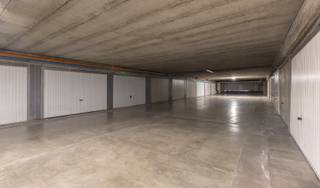 <p><strong>Garage fermé à vendre</strong> dans un immeuble à appartements bien entretenu, idéalement situé au 282 avenue Sylvain Dupuis.</p><p>L’emplacement bénéficie d’une excellente accessibilité grâce à la proximité du Westland Shopping Center, des principaux axes routiers et de nombreuses commodités.</p><p>Le garage mesure 5,05 mètres de longueur et 2,87 mètres de largeur, offrant suffisamment d’espace pour stationner un véhicule et/ou disposer d’un espace de stockage supplémentaire. L’accès au complexe de garages se fait via une porte automatique.</p><p>Une opportunité intéressante tant pour les riverains que pour les investisseurs à la recherche d’un emplacement de parking ou de stockage sécurisé dans un endroit stratégique.</p><p>Pour plus d’informations ou pour organiser une visite, veuillez contacter Aurelie Defloo de Living Stone au 0489 88 36 57.</p><p><strong>Prix de vente : 28.000 €</strong></p>