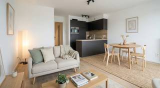<p><span> Te Koop Te Blankenberge.</span></p><p><span>Welkom in dit prachtig nieuw appartement in het gezellige Blankenberge!</span></p><p><span> Dit moderne appartement van ongeveer 60 vierkante meter biedt alles wat u nodig heeft voor comfortabel wonen aan zee.</span></p><p><span> </span></p><p><span>Het interieur straalt elegantie en functionaliteit uit. De open leefruimte combineert woon- en eetkamer op een slimme manier, voorzien van een trendy zithoek en een praktische houten eettafel. Het alles opvallendste element is de stijlvolle keuken met hoogwaardige kasten, moderne inbouwapparatuur en een mooi werkblad met Dit is een echte pronkstuk dat koken tot een genoegen maakt.</span></p><p><span> </span></p><p><span>De slaapkamer is gerieflijk en rustig, perfect voor ontspanning na drukke dagen. Het gloednieuwe badkamer concept combineert functionaliteit met design, met een witte wastafel, ruime inloop douche met glazen wand en elegante tegels in donkere tinten.</span></p><p><span> </span></p><p><span>Een van de sterke punten is het balkon met reling, dat een weids uitzicht biedt over de rustige woonwijk van Blankenberge. Dit is de ideale plek voor koffie 's ochtends of om de zee-lucht in te ademen.</span></p><p><span> </span></p><p><span>Het appartement bevindt zich in een goed onderhouden, modern gebouw en profiteert van hoogwaardige afwerkingen overal. Met zijn praktische indeling, hedendaagse uitstraling en ligging vlakbij het strand en centrum van Blankenberge, is dit de perfecte investering voor wie een zorgeloos kunstleven nastreeft.</span></p><p><span>Maak een afspraak Bel 050/41.55.50</span></p>