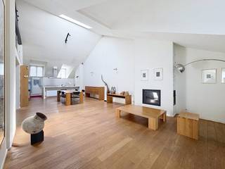 Zeer centraal gelegen nabij Stefania en Louiza, op de Charlerloisesteenweg 25, te Sint-Gillis, karaktervol appartement te koop van ± 160 m², op de 3de en 4de verdieping van een standingvol gebouw.<br />Het appartement bestaat uit:<br />- inkomhal met apart toilet en wasberging/verwarmingslokaal,<br />- zeer ruime woonkamer met mooie volumes, haardcassette en volledig ingerichte design-keuken met ruim kookeiland en ontbijthoek,<br />- Westelijk terras van ± 20 m² met regenwaterrecuperatie,<br />- hoofdslaapkamer met bijhorende badkamer (ligbad, wastafel, toilet) en dressing,<br />- 2de slaapkamer op mezzanine met bijhorende douchekamer (zeer ruimtelijk effect),<br />- bureauruimte op overloop,<br />- ruime kelder met veiligheidsdeur,<br />- zonneblinden, airco en alarmsysteem,<br />- EPC: D+, 168 kWu/m²jaar,<br />- parkeerplaats (+ 30.000 Euro),<br />- kosten: ± 180 Euro (communs, fonds) en ± 45 voor parking op nummer 27,<br />- zeer dichtbij winkels, restaurants en openbaar vervoer.<br />Kom dit appartement zeker snel bezoeken!