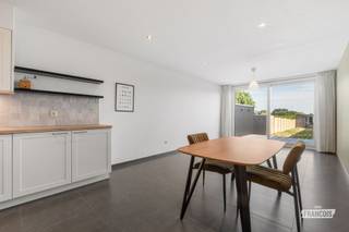 In de Veldstraat 23 te Watervliet bevindt zich deze recente woning uit 2020, waar hedendaags wooncomfort, een kwalitatieve afwerking en een uitstekende energieprestatie samenkomen. Dankzij de doordachte indeling, het gunstige EPC-label A en de rustige ligging is deze eigendom een uitstekende keuze voor zowel eigen bewoning als een zorgeloze investering.<br /><br />Bij het betreden van de woning komt u terecht in een verzorgde inkomhal met gastentoilet. Verder vindt u een lichtrijke leefruimte die naadloos aansluit op de open keuken. Deze is volledig uitgerust en biedt niet alleen alle hedendaagse comfort, maar ook bijzonder veel kastruimte en werkoppervlak. Op het gelijkvloers bevindt zich bovendien een stijlvolle badkamer, uitgerust met een dubbele wastafel en een comfortabele inloopdouche.<br /><br />De grote raampartijen zorgen voor een aangename verbinding met het buitengebeuren en geven uit op het aangelegde terras en de onderhoudsvriendelijke tuin. Achteraan beschikt u bovendien over een praktische tuinberging. Een bijkomende troef is de privatieve autostandplaats, gelegen in een parallelstraat achter de woning.<br /><br />Op de eerste verdieping bevinden zich twee bijzonder ruime en volwaardige slaapkamers. Daarnaast is er een praktische en ruime berging, die extra opbergruimte biedt en perfect kan dienen als was- of voorraadruimte.<br /><br />Ook op technisch vlak scoort deze woning uitstekend. Zo beschikt ze over een EPC-label A, vloerverwarming op het gelijkvloers, vier zonnepanelen en een regenwaterput van 5.000 liter. Dankzij de recente bouw geniet u bovendien nog jarenlang van een energiezuinige en onderhoudsvriendelijke woning.<br /><br />Deze eigendom vormt een ideale opportuniteit voor wie op zoek is naar een instapklare gezinswoning met hedendaags comfort, maar is eveneens bijzonder interessant als investering dankzij haar recente bouwjaar, lage energiekosten en uitstekende verhuurbaarheid.<br /><br />Een bezoek aan deze kwalitatieve woning wordt dan ook warm aanbevolen. Neem hiervoor gerust contact op met Louis Van Zele van Immo Francois Meetjesland.<br /><br />