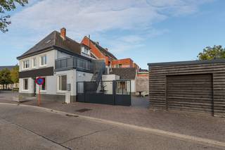 Op een goed bereikbare locatie in Hamont-Achel bevindt zich dit veelzijdige pand, bestaande uit een commercieel gelijkvloers, een ruime garage en een volledig afzonderlijk bereikbaar duplexappartement met twee slaapkamers en een aangenaam terras.<br />Een interessante opportuniteit voor wie wonen en werken wil combineren, maar evengoed voor een investeerder die op zoek is naar een eigendom met verschillende gebruiksmogelijkheden.<br />Handelsruimte<br />Het gelijkvloerse handelspand is momenteel vergund voor de uitbating van een frituur. Dankzij de bestaande commerciële bestemming en praktische indeling biedt het pand mogelijkheden voor een ondernemer die hier zijn eigen zaak wenst uit te bouwen.<br />De elektrische installatie van het handelspand is conform.<br />Aansluitend beschikt het gebouw over een ruime garage, wat zowel voor professioneel gebruik als voor bijkomende opslag een belangrijke meerwaarde vormt.<br />Duplexappartement<br />Het duplexappartement beschikt over een volledig aparte toegang, waardoor het woongedeelte duidelijk gescheiden blijft van de handelsactiviteit.<br />Binnen vinden we onder meer een woonkamer, geïnstalleerde keuken, badkamer en maar liefst twee slaapkamers terug. Een bijkomende troef is het ruime terras, waar het aangenaam en rustig vertoeven is.<br />De woning is voorzien van dubbele beglazing, PVC-raamwerk en verwarming op aardgas.<br />Voor het duplexappartement werd een EPC-label C vastgesteld. De elektrische installatie van het appartement is momenteel niet conform.<br />Troeven:<br />Handelspand met afzonderlijk duplexappartement<br />Handelsruimte vergund als frituur<br />Volledig aparte toegang tot het appartement<br />2 slaapkamers<br />Mooi en ruim terras<br />Ruime garage<br />Elektriciteit handelspand conform<br />EPC appartement: label C<br />Verwarming op aardgas<br />Dubbele beglazing en PVC-raamwerk<br />Interessant voor eigen uitbating, combinatie wonen/werken of als investering<br />Perceel van 319 m²<br /><br />Een eigendom met bijzonder veel mogelijkheden dankzij de combinatie van commerciële ruimte, woongelegenheid, garage en afzonderlijke toegangen.<br />Interesse in deze veelzijdige eigendom? Contacteer ons voor meer informatie of een bezichtiging.