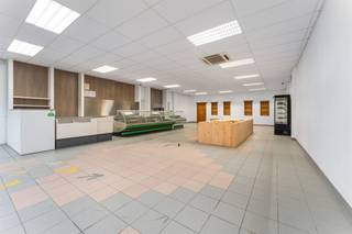 Op zoek naar een uiterst goed gelegen handelspand in de dorpskern van Woumen, deelgemeente van Diksmuide?Zoek niet langer! Het ruime handelspand, 234...