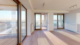 Beautiful corner apartment with panoramic views and a view of the Scheldt. New building complies with very strict energy-efficient regulations. Entrance hall with space for cloakroom. Living space with fully equipped kitchen that gives access to the first spacious terrace that can be closed to enjoy in the mid-season. Living space and bedrooms on parquet floor. Furthermore, a shower room, guest toilet and laundry room with techniques. Spacious storage room on -2 and possibility to rent a parking space on -2 for 100 euros per month.