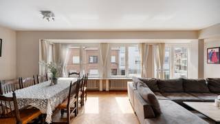 Op een rustige, centrale ligging in het centrum van Heist-aan-Zee bevindt zich deze perfect onderhouden hoekwoning. Uitstekend gelegen in de nabijheid van winkels, horeca en het station. Een solide woning met een praktische indeling, een zonnig terras en een ruime inpandige garage.<br /><br />Indeling: een ruime inkomhal met de trap. Verder vindt u een bureau of hobbyruimte, een ruime wasplaats en een grote inpandige garage.<br /><br />Op de eerste verdieping: een grote leefkeuken voorzien van alle toestellen, een lichtrijke woonkamer, waar de grote raampartijen zorgen voor een aangename natuurlijke lichtinval. De open haard creëert extra sfeer. Op deze verdieping bevinden zich tevens een gastentoilet en een zonnig terras waar u in alle rust kunt genieten.<br /><br />De tweede verdieping omvat drie volwaardige slaapkamers en een moderne badkamer uitgerust met een inloopdouche en een tweede toilet. Tot slot beschikt de woning over een ruime bergzolder, ideaal als extra stockageruimte.<br /><br />Energiezuinig met EPC label C, 13 zonnepanelen met thuisbatterij voorzien, conforme elektrische installatie, grote inpandige garage, ....<br /><br />Bezoeken? Neem contact op met Willem Cauwels op tel 050.89.27.70