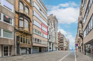 Dit prachtig appartement te koop is gelegen op de derde verdieping van de goed onderhouden Residentie Les Courlis vlakbij zee en strand.Door de centrale ligging bevindt u zich op wandelafstand van winkels, openbaar vervoer, het Leopoldpark en de zeedijk. Indeling: - inkomhal- gezellige leefruimte- open keuken uitgerust met een elektrisch fornuis, spoeltafel en vaatwas- badkamer voorzien van een badkamermeubel, spiegelkast, douche en aansluiting wasmachine- slaapkamer 1 (11m²) met toegang tot het zonnige terras (4m²)- slaapkamer 2 (6m²) - berging- afzonderlijk toilet met handwaslavabo - privatieve kelderbergingPluspunten:- centrale ligging - privatieve kelderberging- dicht bij zee!- EPC label B- volledige gevelrenovatie reeds uitgevoerdBent u nog op zoek naar uw ideale verblijf aan zee? Contacteer ons dan vandaag nog voor een verblijvend bezoek ter plaatse.