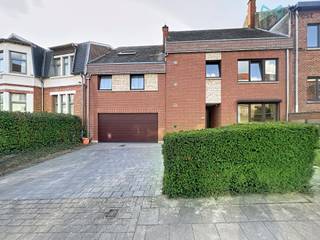 TWEE-GEZINSWONING MET VERHUURD APPARTEMENT (800€/MAAND), DUBBELE GARAGE EN TUINGelegen in een rustige en gewilde woonwijk, combineert deze...