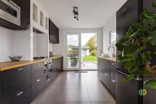 De woning werd enkele jaren geleden grondig gerenoveerd en is volledig instapklaar. Dankzij het gunstige EPC-label B, de conforme...