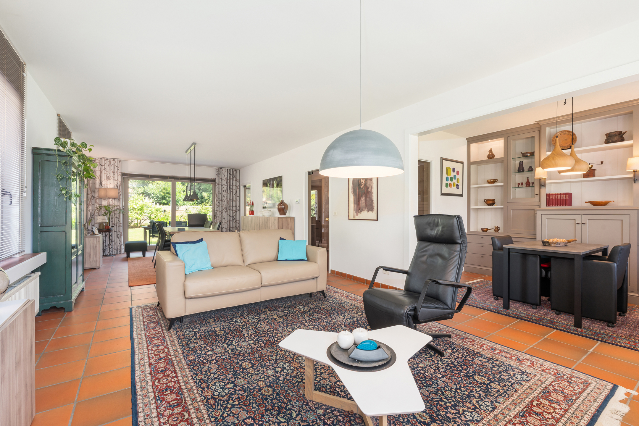 Ruime woning met 4 slaapkamers, tuin, oprit en garage. - foto 4