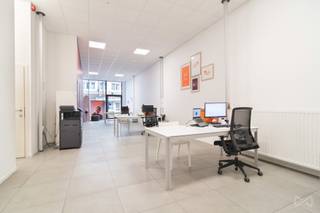 Bent u op zoek naar een uitzonderlijke investering op een toplocatie met een rendement van maar liefst 6,59%? Dit handelspand, gelegen in de prestigieuze Bondgenotenlaan, bevindt zich op een AAA-locatie vlak bij het station van Leuven. Een buitenkans voor wie zoekt naar een betrouwbare investering met zekerheid.<br /><br />Oppervlakte: 176 m² open ruimte, ideaal voor diverse commerciële doeleinden.<br />Huurder: Het pand is momenteel verhuurd aan een groot en stabiel dienstverlenend kantoor, wat een zorgeloze opbrengst garandeert. (6,59% rendement)<br />Voorzieningen: Een privatieve keuken en twee toiletten bieden alle nodige comfort.<br />Bouwjaar: Het gebouw dateert van 2011 en is uitgerust met moderne technieken en voorzieningen.<br /><br />Dit is een unieke kans om te investeren in een hoogwaardig handelspand op een van de meest gegeerde locaties van Leuven. Contacteer ons vandaag nog voor meer informatie en een bezichtiging.