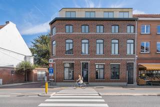 <span><span><strong>*Uniek investeringsvastgoed*</strong></span><br /><br />Aan de Stadsrand van de bruisende studentenstad Leuven namelijk op de hoek van de Naamsesteenweg met de Groenstraat kan je dit uniek opbrengstproject vinden. </span><span>Het pand is uiterst centraal gelegen, ideaal voor studenten zowel studerende in het centrum als de Campussen in Heverlee: Arenberg, UCLL, Sportkot... </span><span>Dit opbrengstpand </span><span>omvat 35 moderne entiteiten namelijk 31 kamers privatief sanitair en 4 studio's voorzien van al het nodige comfort en bemeubeling. </span><br /><br /><span>Alle entiteiten </span><span>kunnen indien gewenst voorzien worden van een verhuring.</span><span> Nettorendement 3,5%. Oplevering verbouwing start academiejaar 2024-2025.</span><br /><br /><span><strong>Wens je meer informatie? Dat kan ! Contacteer onze Expert Investeringsvastgoed: Jacky 0495 53 46 49 of jacky@connect-immo.be</strong></span><br /><br /><span>EPB Startverklaring!</span><br /><span>wg, gdv, gvkr, gvv</span>