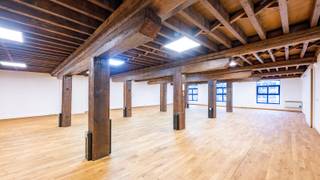 Kantoor/showroom te huur in oud pakhuis. Eén van de eerste pakhuizen die in de omgeving van het Eilandje gerenoveerd werden. Mooie renovatie, met behoud van authentieke elementen, die geleid heeft tot een gebouw met vele mogelijkheden zowel naar bestemming toe als naar flexibiliteit. Goede ligging in het noorden van Antwerpen met parkeermogelijkheden voor de deur (betalend). Dit kantoor is +/-225m² groot en volledig gerenoveerd. <br /><br />Interesse? Neem vandaag nog contact op!