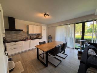 Op zoek naar een aangename plek om te huren op een absolute toplocatie? Dit gelijkvloerse appartement te huur in Hasselt biedt het beste van twee werelden: de dynamiek van de binnenstad en de rust van een residentiële wijk.<br /><br />Dankzij de centrale ligging in de Willekensmolenstraat bevindt u zich op wandelafstand van scholen, winkels en het openbaar vervoer. Zo geniet u dagelijks van een uitstekende bereikbaarheid en alle nodige voorzieningen binnen handbereik. Dit maakt het huren van dit pand een slimme keuze voor wie comfortabel wil wonen.<br /><br />Indeling: <br />- Inkomhal<br />- Woonkamer<br />- Keuken <br />- 2 Ruime slaapkamers <br />- Badkamer <br />- Toilet <br />- Berging<br />- Terras<br /><br />De snelste manier om een bezoek te brengen aan dit appartement? Vraag je bezoek aan via de rode knop op onze website (www.dewaele.com).<br /><br />Telefonisch kunnen er geen afspraken gemaakt worden. Bij andere vragen kun je ons telefonisch contacteren via 011 30 50 50.<br /><br />Tot binnenkort<br />