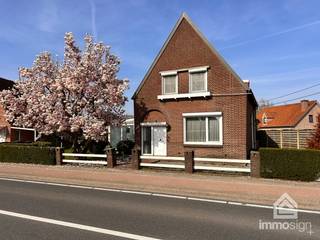 PLUSPUNTEN:<br />+ perceeloppervlakte: 1.040 m²<br />+ bewoonbare oppervlakte: 198 m²<br />+ 3 slaapkamers<br />+ aangename tuinkamer/veranda<br />+ charmante woning met veel potentieel<br />+ zeer ruime garage met ruimte voor meerdere auto’s en veel mogelijkheden<br />+ vlotte bereikbaarheid<br />+ dichtbij Nederlandse grens<br /><br />ALGEMEEN:<br />Op een vlot bereikbare locatie in Hamont-Achel bevindt zich deze karaktervolle gezinswoning met tal van mogelijkheden. Dankzij de centrale ligging geniet u hier van een uitstekende verbinding naar omliggende gemeenten en voorzieningen, wat deze woning bijzonder interessant maakt voor wie bereikbaarheid belangrijk vindt.<br /><br />De woning, gebouwd in 1936, beschikt over een bewoonbare oppervlakte van 198 m² en vormt de ideale basis voor wie op zoek is naar een ruime gezinswoning die nog naar eigen smaak kan worden opgefrist. Met drie volwaardige slaapkamers, een aangename leefruimte en een functionele indeling zijn er heel wat mogelijkheden om deze woning volledig naar hedendaagse normen te brengen.<br /><br />Met zijn karaktervolle uitstraling, stevige structuur en gunstige ligging is dit pand een uitstekende opportuniteit voor zowel gezinnen als renovatieprojecten.<br /><br />Kortom, een interessante gezinswoning met veel mogelijkheden op een goed bereikbare locatie, ideaal voor wie op zoek is naar een project met toekomst.<br /><br />FINANCIERING:<br />Een succesvolle vastgoedtransactie begint met een goede voorbereiding. Wij adviseren kandidaat-kopers om hun financiële mogelijkheden tijdig in kaart te brengen, zodat zij met de nodige zekerheid en vertrouwen kunnen handelen wanneer de juiste opportuniteit zich aandient.<br /><br />VERKOPEN OF VERHUREN MET EEN STRATEGISCHE AANPAK?<br />Dankzij het vertrouwen van onze klanten en onze sterke marktpositie zijn wij voortdurend op zoek naar kwalitatieve eigendommen. Overweegt u te verkopen of te verhuren? Ontdek vrijblijvend onze persoonlijke aanpak en hoe wij uw eigendom optimaal positioneren om de juiste doelgroep te bereiken.<br /><br />ALS EERSTE OP DE HOOGTE VAN NIEUW AANBOD:<br />De beste eigendommen worden vaak gevonden vóór ze breed beschikbaar zijn. Schrijf u vrijblijvend in via onze website en ontvang nieuw aanbod dat aansluit bij uw wensen en zoekcriteria.<br /><br />UW VASTGOED, ONZE EXPERTISE:<br />Elke eigendom verdient een persoonlijke strategie. Met een combinatie van marktkennis, professionele presentatie, actieve klantenbenadering en een sterk netwerk begeleiden wij onze klanten naar een succesvol resultaat.<br /><br />PERSOONLIJKE SERVICE, PROFESSIONELE BEGELEIDING:<br />Een vastgoedbeslissing vraagt een doordachte aanpak. Ons ervaren team staat klaar om u persoonlijk te adviseren en te begeleiden bij elke stap. Contacteer ons via +32 89 87 03 67 of via info@immosign-plus.be.