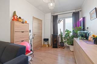 <p>Zoekt u een gerenoveerde, energiezuinige woning met 3 slaapkamers en een garage in Wondelgem? Dan hebben wij precies wat u zoekt!<br /><br />Deze woning bevindt zich in de directe nabijheid van het centrum van Wondelgem en ligt op slechts vijftien minuten fietsen van het hart van Gent. Op loopafstand vindt u supermarkten, lokale winkels en scholen, waardoor u kunt genieten van alle comfort en gemakken in de omgeving.<br /><br />Indeling:<br />- GLV: we stappen de inkomhal binnen (2,75 m²), waaruit we de lichtrijke woonkamer (31 m²) betreden met een prachtig nieuwe open keuken (32 m²), voorzien van alle moderne voorzieningen. Via de keuken betreden we de koer, waar een bijkeuken (20 m²) en een garage (20 m²) met ruimte voor het parkeren van een auto zich bevinden.<br />- 1steV: via de trap komen we in de hal, die ons leidt naar zowel de uitstekend gemoderniseerde badkamer (14,5 m²) met een inloopdouche en een bad, als naar de eerste ruime slaapkamer (16 m²).<br />- 2deV: via de nachthal bereiken we de twee ruime slaapkamers (16 m² en 14,5 m²).<br /><br />Maak dus snel een afspraak voor een persoonlijke rondleiding!</p>