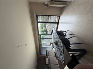 <p>Ruim appartement in het centrum van Ieper, vlak bij openbaar vervoer en scholen.</p>
<p> </p>
<p>Dit appartement uit 1978 combineert een centrale ligging met een praktische indeling en een aangenaam vrij zicht. Dankzij de drie slaapkamers is dit een interessante woonoplossing voor gezinnen, koppels of wie extra ruimte zoekt om te werken of hobby’s uit te oefenen. De lichtrijke woonkamer sluit mooi aan op het terras van 8 m², ideaal om buiten te genieten. Verder beschikt het appartement over een private kelder en een garage, wat extra comfort biedt in het centrum van Ieper. Met een EPC-label B geniet je bovendien van een energiezuinige woonst.</p>
<p> </p>
<p>Belangrijkste ruimtes:<br />• Woonkamer met aangename lichtinval en toegang tot het terras<br />• Keuken uitgerust met dubbele spoelbak, elektrische kookplaat en dampkap<br />• Terras van 8 m²<br />• 3 slaapkamers met diverse indelingsmogelijkheden<br />• Badkamer met ligbad en dubbele wastafel<br />• Apart toilet<br />• Wasplaats met aansluiting voor wasmachine<br />• Private kelderberging<br />• Garage</p>
<p>Neem vandaag nog contact op met je ERA-makelaar voor een bezoek.</p>
<p>JOUW DROOMAPPARTEMENT. ZO GEVONDEN!</p>