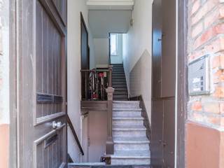 <strong>Unieke renovatieopportuniteit op 50 meter van Portus Ganda</strong><br /><br /><em>Voor meer informatie of bezoeken, mail naar info@carloeggermont.be</em><br /><br />Op een topligging in het historische centrum van Gent, op slechts 50 meter van Portus Ganda en vlak bij het Van Eyckzwembad, bevindt zich deze opbrengsteigendom met drie rechtmatig tot stand gekomen woongelegenheden.<br /><br />Achter de karaktervolle gevel schuilt een gebouw met aanzienlijk renovatie- en optimalisatiepotentieel. Elke verdieping omvat één studio of appartement met privatieve buitenruimte. Het gelijkvloers beschikt over een stadstuin, terwijl de bovenliggende entiteiten elk over een terras beschikken.<br /><br />De bestaande indeling vormt een interessante basis voor een grondige renovatie, waarbij de beschikbare ruimtes verder kunnen worden geoptimaliseerd. Alle ramen werden recent vernieuwd. De drie woongelegenheden zijn momenteel verhuurd.<br /><br />Technische gegevens:
<ul>
<li>Bouwjaar: ca. 1900</li>
<li>Perceeloppervlakte: ca. 77 m²</li>
<li>Nr. 21: 42 m² BVO + tuin 20 m² – EPC E (473 kWh/m²)</li>
<li>Nr. 23: 31 m² BVO + terras 4 m² – EPC C (273 kWh/m²)</li>
<li>Nr. 25: 31 m² BVO + terras 4 m² – EPC D (330 kWh/m²)</li>
<li>Kelderverdieping: ca. 42 m²</li>
<li>Zolderruimte: ca. 18 m²</li>
<li>Elektrische installaties: niet conform</li>
</ul>
<br /><strong>Een uitzonderlijk renovatieproject op een absolute topligging in Gent!</strong>