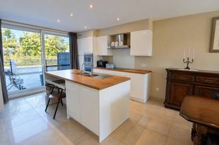 Dit kwalitatief afgewerkte appartement uit 2018 met 2 zeer ruime terrassen in het CENTRUM van ERTVELDE combineert comfortabel wonen met bijzonder veel buitenruimte. Dankzij de ligging op het gelijkvloers en de toegang zonder trappen stapt of rijdt u hier zo naar binnen.<br /><br />De leefruimte sluit aan op een open keuken met een prachtig keukeneiland en een mooie ruime keukenberging. Verder beschikt het appartement over twee slaapkamers, een badkamer met ruime douche en apart toilet. Het appartement is tot in de puntjes verzorgd. Bovendien bestaat de mogelijkheid om de meubels over te nemen.<br /><br />Het bijzonder ruime terras achteraan biedt volop plaats om te ontspannen, buiten te eten en gasten te ontvangen. Ook vooraan bevindt zich een leuk terras, voorzien van handige ingebouwde opslagruimte.<br /><br />Een buitenstaanplaats, ondergrondse garagebox (beide apart aan te kopen) en een aparte berging in de garage zorgen voor extra parkeer- en opbergmogelijkheden. <br /><br />Met een EPC van 81,95 kWh/(m² jaar) en een E-peil van 47 beschikt het appartement over gunstige energieprestaties, ook de elektrische installatie is uiteraard conform gekeurd.<br /><br />Een ideale woonplek voor starters of personen die comfortabel en zonder trappen willen wonen, met een verzorgde afwerking en alle ruimte om buiten te genieten. <br /><br />Meer info of een bezoek? Bel naar WIJSVastgoed 09 395 80 10!