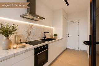 Dit smaakvol vernieuwde appartement is gelegen aan het Sporthalplein 148, op de 10de verdieping, en geniet van prachtige open zichten. Dankzij de terrassen aan zowel de voor- als achterzijde kan u op elk moment van de dag genieten van zon en uitzicht.<br /><br />Het appartement werd grondig gerenoveerd met onder meer nieuwe ramen, vernieuwde sanitaire afvoeren, een volledig nieuwe elektriciteit die conform is voor de komende 25 jaar, en een kwalitatieve afwerking doorheen het hele appartement.<br /><br />De indeling omvat een inkomhal met beveiligde deur, een apart gastentoilet, een moderne badkamer met inloopdouche en een lichtrijke leefruimte. De nieuwe, moderne keuken geeft rechtstreeks toegang tot het terras en biedt een aangename verbinding met buiten. Aansluitend bevindt zich een praktische berging, ideaal voor onder andere wasmachine en droogkast. Verder zijn er twee ruime slaapkamers, geschikt voor dubbele bedden.<br /><br />Daarnaast genieten bewoners van gemeenschappelijke autostaanplaatsen vlak voor de deur, exclusief voor de residentie, wat zorgt voor extra comfort. Een privatieve berging op niveau -2 is inbegrepen, ideaal voor bijkomende opslagruimte.<br /><br />Dankzij de nieuwe ramen behaalt het appartement een gunstige EPC-score met label B.<br /><br />Ideaal als investering of als comfortabele eigen woonst.