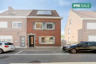 Contacteer ons nu en ontdek je droomwoning! Ruim en charmant huis met 163m² bewoonbare oppervlakte op een perceel van 369 m², gelegen in een gezellige buurt te Meulebeke met uitstekende buren. Deze woning werd grondig gerenoveerd in 2020 en combineert ruimte, comfort en potentieel op een aantrekkelijke locatie.Dankzij de westgerichte tuin geniet je volop van de namiddag- en avondzon. Bovendien beschikt de woning over zonnepanelen, een regenput van 12.500 liter en een gunstig EPC-label C.Indeling van de woningKelderGelijkvloers:- inkomhal- gezellige leefruimte- keuken volledig ingericht - badkamer met potentieelEerste verdieping:- nachthal- 2 ruime slaapkamersTweede verdieping:- 1 ruime slaapkamer met mogelijkheid van dressingBuiten:- westgerichte tuin met aangenaam terras en buitenruimte om van de zon te genieten- extra berging- een dubbele garage Troeven van de woning- gerenoveerd in 2020- ruime garage met tal van mogelijkheden- zonnepanelen aanwezig- regenput van 12.500 liter- centraal gelegen bij scholen, winkels en invalswegen in Meulebeke Deze leuke gezinswoning biedt een perfecte combinatie van ruimte, comfort en potentieel. Dankzij de praktische indeling, de zonnige tuin en de recente renovaties is dit een ideale woning voor wie op zoek is naar een gezellige thuis met veel mogelijkheden.Ben jij op zoek naar jouw droomwoning? Plan dan zeker een bezoek en ontdek zelf alle troeven van deze ruime en verzorgde woning!De eigendom wordt aangeboden via de Pre-sale formule. Op 27/06/2026 tussen 10:00 en 12:00 kan u de woning op afspraak komen bezichtigen en een bod uitbrengen. De vermelde prijs is een instelprijs. Voor meer info, gelieve contact op te nemen met de dossierverantwoordelijke.Bestuursmaatregelen in het maatregelenregister: in aanvraag