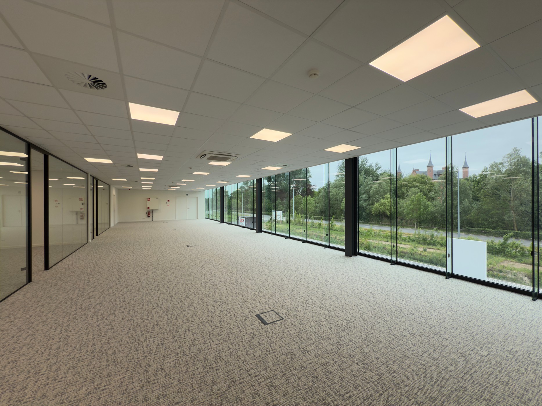 KMO unit 260 m² met kantoor 296m² te Olsene vlak aan E17 - foto 4