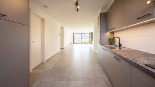 Welkom in residentie ’t Streutje, een kleinschalig project in het hart van Diepenbeek, tegenover het gemeentehuis en het Marktplein. Winkels, horeca en alle dagelijkse voorzieningen bevinden zich op wandelafstand.<br /><br />TROEVEN:<br />- 140m² woonoppervlakte!<br />- Unieke centrumlocatie!<br />- 2 parkeerplaatsen + bergingen<br />- 3 slaapkamers<br />- 2 badkamers <br />- Riant terras<br /><br />INDELING:<br /><br />Gelijkvloers:<br />- twee parkeerplaatsen<br />- twee bergingen<br /><br />Verdieping 2:<br />- Inkomhal - lift rechtstreeks in appartement!<br />- Royale woonkamer<br />- Keuken - volledig uitgerust<br />- Tweepersoons slaapkamer met plaats voor dressing<br />- Eénpersoons slaapkamer<br />- Eénpersoons slaapkamer<br />- Berging<br />- Toilet<br />- Badkamer met douche, bad en lavabomeubel<br />- Badkamer met douche en lavabo<br />- Royaal en zonovergoten terras<br /><br />ALGEMEEN:<br />- CV op gas<br />- Beschikbaarheid: per direct<br />- Huisdieren: in overleg met eigenaar<br />- Vaste kosten: 75 EUR/maand<br />