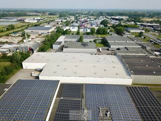 <strong>Welkom bij ons Logistiek Magazijn op het Hoogveld in Dendermonde!</strong><br /><br />Met een vrije hoogte van 5 tot 8 meter bieden wij een ruime opslagomgeving die perfect is afgestemd op uw logistieke behoeften.<br /><br />Ons magazijn beschikt over 13 laadkades en sectionale poorten, waardoor de logistieke operaties soepel verlopen en de doorstroming efficiënt wordt geoptimaliseerd.<br /><br />De verwarmde ruimte garandeert een comfortabele werkomgeving voor uw personeel en zorgt ervoor dat uw goederen onder optimale omstandigheden worden opgeslagen.<br /><br />Bovendien beschikt ons magazijn over een kantoorruimte, waardoor u ter plaatse kunt werken en uw activiteiten gemakkelijk kunt coördineren.<br /><br />Met energie-efficiënte LED-verlichting bieden we niet alleen een heldere werkomgeving, maar dragen we ook bij aan duurzaamheid en kostenbesparing.<br /><br />Daarnaast bieden we een duidelijk overzicht van de kosten, waaronder eigendoms- en gemeentelijke belastingen, met een geschatte eigendomsbelasting van circa 5€ per m2 en een managementvergoeding van 3%.<br /><br /><br /><u>Beschikbaarheden</u><br /><br />Magazijn: 3.060 - 15.370m² aan 40 euro/m²/jaar<br />Magazijn: 6.270m² (prijs te bespreken)<br />Magazijn: 9.100m² (prijs te bespreken)<br />Magazijn: 12.000m² (prijs te bespreken) <br /><br />Onmiddellijk beschikbaar. <br /><br />Contacteer ons vandaag en ervaar hoe wij uw logistiek naar een hoger niveau tillen.