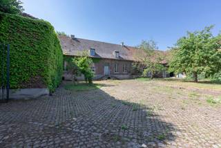 Unieke 19de-eeuwse hoeve ‘t Hof van Lombeek met binnenplaats en gastenverblijvenIn het charmante Sint-Katherina-Lombeek, op een boogscheut van het...