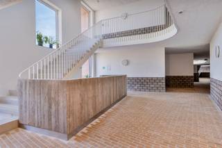 <h1><span>TOP 3-SLAAPKAMERAPPARTEMENT | GEMEUBELD | RESIDENTIE CUNNINGHAM</span></h1><p><span>Wonen in alle comfort, in een gloednieuwe residentie aan het groene Fort 5? Dit prachtig gemeubelde 3-slaapkamerappartement in Residentie Cunningham combineert hedendaags wooncomfort met een rustige, groene omgeving.</span></p><p><span>Het appartement beschikt over een ruime en lichtrijke leefruimte met grote raampartijen, een volledig uitgeruste open keuken en een aangenaam terras. De moderne keuken sluit mooi aan bij de leefruimte en is voorzien van alle nodige toestellen.</span></p><p><span>Verder zijn er drie volwaardige slaapkamers, een stijlvolle badkamer, een apart gastentoilet en een praktische berging aanwezig. Het appartement wordt volledig gemeubeld aangeboden en is bijgevolg meteen instapklaar.</span></p><p><span>Residentie Cunningham is een recente, kwalitatieve nieuwbouwresidentie met veel aandacht voor comfort en energiezuinig wonen. De ligging naast Fort 5 zorgt voor een uitzonderlijke combinatie van rust, groen en bereikbaarheid. Winkels, scholen, openbaar vervoer en belangrijke invalswegen bevinden zich in de nabije omgeving.</span></p><p><span>Troeven:</span></p><ul><li><span>Volledig gemeubeld</span></li><li><span>3 slaapkamers</span></li><li><span>Nieuwbouwresidentie</span></li><li><span>Lichtrijke leefruimte</span></li><li><span>Volledig uitgeruste open keuken</span></li><li><span>Terras</span></li><li><span>Moderne badkamer</span></li><li><span>Praktische berging</span></li><li><span>Energiezuinig en comfortabel wonen</span></li><li><span>Gelegen naast Fort 5</span></li><li><span>parkeerplaats verplicht bij te nemen (100 euro/maand)</span></li></ul><p><span> </span></p><p><span>Een uniek aanbod voor wie op zoek is naar een stijlvol, volledig ingericht en instapklaar appartement op een rustige toplocatie.</span></p>