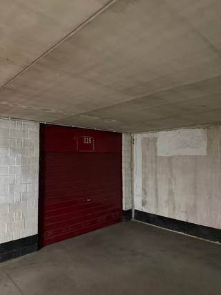 Vous en avez assez de tourner en rond sans fin à la recherche d'une place de parking dans le centre d'Ostende ? Alors ce box de garage situé dans le parking Permeke est fait pour vous. Ce box est très facile d'accès et offre un confort d'utilisation optimal. Vous garez votre voiture en toute sécurité et en tout confort au cœur de la ville, à quelques pas des commerces, des restaurants, de la plage et de la digue. Dites adieu une bonne fois pour toutes aux problèmes de stationnement et profitez chaque jour de la commodité de votre propre place de parking. Un investissement judicieux qui allie confort et sécurité. Cela vous intéresse ? Contactez-nous dès aujourd’hui pour obtenir plus d’informations ou organiser une visite.