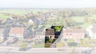 Op een centrale locatie langs de Aalterbaan te Maldegem, op slechts 1,2 kilometer van het centrum, treffen we deze ruime en instapklare halfopen bebouwing. De woning geniet van een vlotte bereikbaarheid, terwijl u hier over een royaal perceel van 708 m² en circa 155 m² aan bewoonbare oppervlakte beschikt.<br /><br />In 2016 en 2021 onderging de woning diverse grondige renovaties, waardoor ze vandaag beantwoordt aan een hoog wooncomfort. Dit vertaalt zich onder meer in een energiezuinige woning, mede dankzij de vernieuwde ramen, de centrale verwarming en de elektriciteit, die bovendien conform is gekeurd. Verder is de woning asbestveilig.<br /><br />Bij het binnenkomen valt meteen de open en sfeervolle leefruimte op, gekenmerkt door een opvallende dambordvloer en een gezellige houthaard. Deze ruimte sluit naadloos aan op de praktische, witte keuken die is voorzien van voldoende kastruimte en werkoppervlak.<br /><br />Op de bovengelegen verdiepingen bevinden zich de recent vernieuwde badkamer en drie volwaardige slaapkamers, wat deze woning bijzonder geschikt maakt voor gezinnen. De badkamer straalt moderniteit uit en is uitgerust met een ruime inloopdouche met regenkop, een wastafelmeubel met spiegelkast en een modern toilet.<br /><br />Verder beschikt de woning over een diepe, zuidwest georiënteerde tuin waar het dankzij de gunstige ligging heerlijk vertoeven is in de zon. Een extra troef voor wie opslag- of klusruimte zoekt, is de riante werkplaats met garage achteraan het perceel. Ook op vlak van parkeergelegenheid scoort deze eigendom uitstekend, want de ruime en verharde oprit naast het huis biedt overvloedige parkeergelegenheid op eigen terrein.<br /><br />Kortom, een verzorgde en energiezuinige woning op een centrale locatie in Maldegem, volledig instapklaar en voorzien van alle hedendaagse comfort.<br /><br />Aarzel niet om contact op te nemen met Louis Van Zele van Immo Francois Meetjesland voor meer informatie of een bezoek.<br /><br />