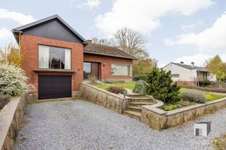 <p><span>Welkom in Schaffen (Diest), waar rust en bereikbaarheid perfect samenkomen. </span></p><p><span> </span></p><p><span>Op Postbaan 121 wacht deze verzorgde split-level woning op nieuwe bewoners die houden van ruimte, een praktische indeling en vooral: een thuis die klopt vanaf het eerste gevoel.<br /><br />Dankzij de vlotte verbinding met Diest-centrum, scholen, winkels en belangrijke invalswegen is dit een locatie die het dagelijkse leven nét dat tikkeltje makkelijker maakt. </span></p><p><span> </span></p><p><span>Of u nu pendelt, graag dichtbij alles woont of simpelweg een strategische uitvalsbasis zoekt in een groene omgeving: hier zit u goed.<br /><br />Binnenin verrast de woning met haar typische split-level charme: verschillende niveaus zorgen voor een aangename dynamiek tussen wonen, slapen en bergruimte. </span></p><p><span>De leefruimtes voelen open en licht aan, met voldoende plaats om gezellig te tafelen, te ontspannen en uw eigen interieurstijl tot leven te brengen. </span></p><p><span>De keuken sluit logisch aan op het geheel en biedt een solide basis om verder te personaliseren.<br /><br />Op het slaapniveau bevinden zich drie ruime slaapkamers: ideaal voor een gezin, een thuiskantoor, hobbyruimte of logeerkamer. Ook wie graag “een kamer extra” heeft, zal hier meteen de mogelijkheden zien.<br /><br />Een absolute meerwaarde is de ondergrondse inpandige garage, die niet alleen uw wagen veilig en droog houdt, maar ook extra comfort biedt voor fietsen, gereedschap of stockage. Daarnaast beschikt de woning over ruime kelders: perfect voor voorraad, wasruimte, hobby’s of extra bergruimte—een luxe die u elke dag opnieuw apprecieert.<br /><br />Elektriciteit is conform. Bovendien werd het eerdere vochtprobleem in de kelder en in de living grondig aangepakt: de verkoper liet dit professioneel oplossen door Murprotec, inclusief de nodige garanties. Dat betekent voor u: met een gerust hart starten, zonder zorgen waar u net géén zin in hebt.</span></p><p><span> </span></p><p><span>Deze woning vergt wel een aantal grotere werken ( zie label D inzake EPC, het dak bevat asbest ). Deze investeringen zijn echter te spreiden ( 6 jaar voor energiegerelateerde werken en tegen 2034 dient het dak gerenoveerd te worden ). In de prijszetting werd hiermee rekening gehouden. </span></p><p><span> </span></p><p><span>Kortom: een degelijk en praktisch huis op een uitstekende ligging, met ruimte op de juiste plaatsen en extra’s die het verschil maken. </span></p><p><span>Interesse? Neem contact op met Immo Diest </span></p><p><span>op 013 31 25 22 of <span>info@immodiest.be</span></span><span> </span></p>