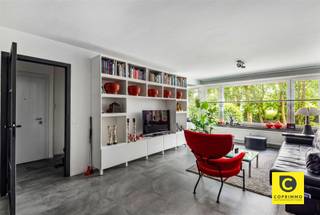 <p><span>Moder 2 slaapkamer appartement met airco en terras!</span></p><p><span>Dit instapklaar en lichtrijk appartement is voorzien van alle hedendaagse comfort en ligt op de 1</span><span><sup>ste</sup></span><span> verdieping van een gebouw met toplocatie. Winkels, parken, scholen, horeca, sportfaciliteiten, openbaar vervoer en invalswegen zijn steeds vlakbij, evenals het bruisende Antwerpse stadsleven. Ook structureel is dit pareltje een echte topper, u geniet een uitstekend EPC, conforme elektriciteit en het is asbestveilig. Vanuit elke ruimte kijkt u uit op de omringende natuurpracht, uw privacy is dan ook 100% gewaarborgd. Kortom, een garantie op kwalitatief en zorgeloos wonen en/of investeren.</span></p><p><span>Inkomhal, leefruimte &amp; keuken:</span></p><p><span>De hoogwaardige afwerking wordt meteen duidelijk bij het betreden van het appartement via de inkomhal met veiligheidsdeur, ingemaakte vestiaire, tussendeur met gietijzeren look en videofoon. De omvangrijke leefruimte geniet een prachtige natuurlijke lichtinval, kijkt uit op het groen en is voorzien van airco en elektrische sunscreens. De open keuken met berging sluit perfect aan bij de woonkamer en is uitgerust met kwalitatieve "Whirlpool" toestellen (keramisch vuur, dampkap, combi-oven, koelkast, vriezer en vaatwasser).</span></p><p><span> </span></p><p><span>Nachthal, slaapkamers, badkamer &amp; toilet:</span></p><p><span>Een moderne en uitermate praktische waskast werd subtiel geïntegreerd in de nachthal die de leefruimte eveneens afschermt met een trendy tussendeur in gietijzeren look. Beide slaapkamers (8,5 &amp; 15m²) kijken uit op het groen, beschikken over elektrische rolluiken en verzekeren uw goede nachtrust. De riante master-bedroom met airco heeft directe toegang tot het terras. De rustieke badkamer omvat een fantastische inloop-/regendouche met gemarmerde douchewand, een strak wasmeubel met bijhorende spiegelkast en mechanische ventilatie. Een plek met een hoog zen-gehalte waar je volledig tot rust kan komen. Het toilet met handenwasser is apart.</span></p><p><span> </span></p><p><span>Terras, kelder &amp; autostaanplaats:</span></p><p><span>Het charmante, inpandige terras leent zich perfect om volop te genieten van een stevig ontbijt of een zonnige lunch, steeds in een groene omgeving. In de namiddag biedt de buitenruimte dan weer de nodige afkoeling tijdens de hete zomerdagen, ideaal om na een drukke werkdag geheel tot rust te komen, al dan niet met een goed glas in de hand. De kelderberging is inbegrepen. De ondergrondse autostaanplaats is optioneel (€ 15.000). </span></p><p><span> </span></p><p><span>Extra troeven:</span></p><p><span>- Toplocatie</span></p><p><span>- Verhuizen, uitpakken en genieten</span></p><p><span>- EPC B (85m²)</span></p><p><span>- Airco</span></p><p><span>- Elektriciteit conform</span></p><p><span>- Asbestveilig</span></p><p><span>- HR ramen</span></p><p><span>- Hoge afwerkingsgraad</span></p><p><span>- Elektrische rolluiken en sunscreens</span></p><p><span>- Terras</span></p><p><span>- Kelder en autostaanplaats</span></p><p><span> </span></p>
