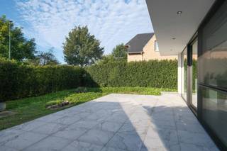 Verhuizen zonder zorgen?<br />Deze instapklare woning is helemaal klaar om haar nieuwe bewoners te verwelkomen. Breng uw meubels mee, richt ze naar uw smaak in en geniet meteen van uw nieuwe thuis – zonder eerst grote werken te moeten uitvoeren.<br /><br />De woning is gelegen op een boogscheut van Maldegem centrum. Met alle voorzieningen zoals winkels, openbaar vervoer, scholen, ... is dit een ideale ligging maar toch geniet u van de nodige rust. Bovendien is er een vlotte verbinding richting binnenland en de kust. <br /><br />De woning is ingedeeld als volgt: <br />Gelijkvloers: inkomhal met ruime vestiare en gastentoilet - open leefruimte met zithoek, eetplaat en open keuken. De keuken is voorzien van alle comfort - aan de keuken vinden we eveneens een praktische berging terug - gelijkvloerse kamer met ensuite badkamer, ideaal voor wie volledig gelijkvloers wil wonen. <br />Tot slot is er de garage die momenteel gebruikt wordt als polyvalente ruimte, deze is dan ook voorzien van grote raampartijen. <br /><br />1e verdieping: 3 volwaardige slaapkamers - afzonderlijk toilet - badkamer voorzien van douche en dubbele lavabo. <br /><br />Buiten: het perceel is visueel afgesloten door middel van een haag waardoor u steeds in alle rust en privacy kunt genieten op het terras of in de tuin. Er is eveneens een ruime oprit die plaats biedt voor meerdere wagens. <br /><br />Contacteer Bonne Vastgoed 7 op 7 voor meer info via 050/73.73.73 of info@bonnevastgoed.be