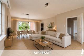 <p><strong>Gelijkvloerse woning met 4 slaapkamers te Malle</strong></p>
<p><strong>In Oostmalle</strong> bevindt zich deze <strong>verzorgde gelijkvloerse woning</strong> met een <strong>bewoonbare oppervlakte van ca. 190 m²</strong> op een <strong>ruim perceel van ca. 1.250 m²</strong>. Dankzij de praktische indeling, vier slaapkamers en uitbreidingsmogelijkheden is dit de ideale gezinswoning.</p>
<p>Via de inkomhal met gastentoilet komt u in de <strong>ruime en lichtrijke leefruimte</strong>, waar de grote raampartijen zorgen voor een aangename, open sfeer. Het schuifraam biedt een naadloze verbinding met het <strong>zonnige terras</strong> en de <strong>volledig omheinde tuin</strong>, waardoor binnen- en buitenleven mooi in elkaar overvloeien.<span></span></p>
<p>De <strong>volledig uitgeruste keuken</strong> sluit perfect aan op de leefruimte en beschikt eveneens over een rechtstreekse toegang tot de tuin. Aansluitend bevindt zich een praktische berging met de technische installaties en aansluitingen voor wasmachine en droogkast. Vanuit deze ruimte bereikt u zowel de <strong>inpandige garage</strong> als de <strong>ruime zolder</strong>, die nog tal van mogelijkheden biedt om extra woon- of hobbyruimte te creëren.</p>
<p>Via de nachthal bereikt u de <strong>vier volwaardige slaapkamers</strong> en de verzorgde badkamer, uitgerust met een <strong>ligbad, douche en dubbele wastafel</strong>.</p>
<p><strong>Troeven van deze woning:</strong></p>
<ul>
<li>Volledig omheinde tuin</li>
<li>Energiezuinig</li>
<li>Conforme elektrische installatie</li>
<li>4 slaapkamers + mogelijkheid om zolder in te richten</li>
<li>Volledig gelijkvloers wonen</li>
</ul>