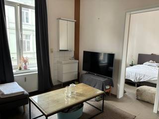 Gezellig appartement gelegen op de 1e verdieping (let op, geen lift!) met volgende indeling: leefruimte met veel lichtinval, geïnstalleerde keuken met aansluiting wasmachine, badkamer met toilet, douche en lavabo, slaapkamer aan voorzijde en één aan de achterzijde van het appartement. Geen buitenruimte. Perfect voor een koppel of alleenstaande, geen gezinnen. Contract drie jaar. Huurprijs 950 euro + 180 euro (verbruik EGW, brandverzekering, gemeenschappelijke kosten). Gelieve bij interesse uw gegevens achter te laten of te mailen.