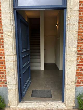 ABDISWONING van +/- 170m² te koop in het centrum van Diest, Mariëndaalstraat 42<br /><br />Het voormalig abdisgebouw van het Mariëndaalklooster werd in de tweede helft van de 17de eeuw opgetrokken. Het bijgebouw links werd in de tweede helft van de 18de eeuw geconstrueerd, waardoor het abdiskwartier z'n huidige L-vorm kreeg.<br /><br />In 2008 werd het pand door de huidige eigenaar volledig gerenoveerd en omgetoverd tot de huidige bestemming: 4 prachtige en luxueuze wooneenheden. Elk met een andere indeling, elk op zich voorzien van het modernste comfort. En dit alles omgeven door een prachtige tuin, een eigen stukje natuur in het centrum van Diest.<br /><br />De grootse troeven van het Abdiskwartier:<br />Op 5 minuten wandelafstand van het centrum van Diest.<br />Voorzien van hedendaags modern comfort zoals vloerverwarming en ventilatie.<br />In elke woning is een artisanaal verwerkte troffelvloer aanwezig, alsook een gashaard.<br />De private parking is afgesloten d.m.v. een automatische poort en in de perfect onderhouden gemeenschappelijke tuin vooraan bevinden zich een fietsenberging én private bergruimte per wooneenheid. <br /><br />De ABDISWONING bevindt zich aan de linkerkant van het hoofdgebouw en bestaat uit 2 verdiepingen.<br />Gelijkvloers heeft de woning een inkomhal, woonkamer met toegang tot het terras/tuin, eetkeuken, berging en toilet.<br />Op het verdiep zijn er 3 slaapkamers, een badkamer met ligbad en douche, berging en toilet.<br />Aan de woonkamer is een terras/tuin van +/- 66m² verbonden.<br /><br />EPC : 128 - Condensatieketel - Vloerverwarming <br /><br />Verkoopprijs woning : 575.000 €<br />Staanplaats vanaf 26.000 €<br />Kelderruimte vanaf 6.500 €<br />Alle prijzen zijn exclusief registratie en kosten.<br /><br />Bijkomende informatie is te bekomen op kantoor of 0476/952.716